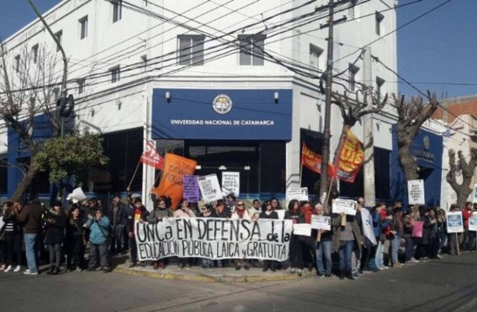 Docentes realizaron un abrazo simbólico al rectorado y marchan hacia la plaza 25 de mayo