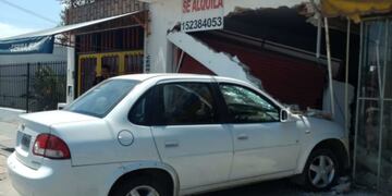 Perdió el control y se incrustó en un local\u002E