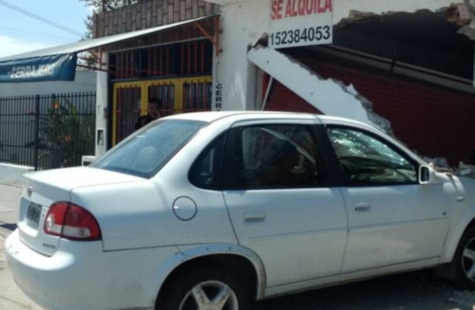 Perdió el control e incrustó el auto contra un local comercial