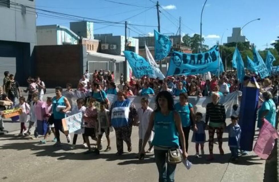La organización social Barrios de Pie pidió útiles escolares