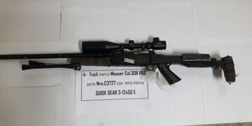 En Garay al 2800 encontraron un fusil con mira telescópica\u002E (Ministerio de Seguridad de Santa Fe)