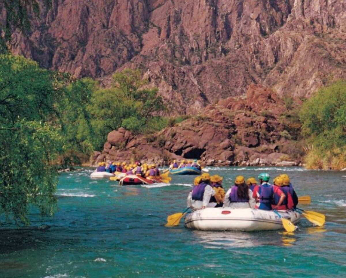 El cañón del Atuel es un estrecho cañón a través del cual fluye el río Atuel\u002E Se encuentra en el Valle Grande, perteneciente al departamento San Rafael\u002E