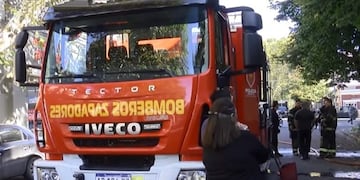 Dos dotaciones de bomberos lograron contener el incendio en la casa de la docente (Archivo).