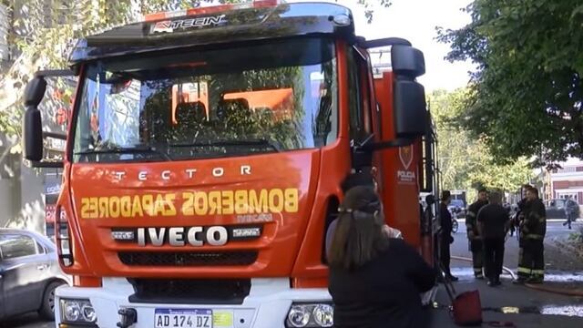 Dos dotaciones de bomberos lograron contener el incendio en la casa de la docente (Archivo).