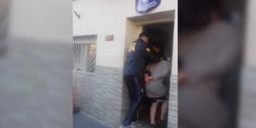 Detuvieron a un hombre por filmar pornografía infantil con los hijos de su pareja