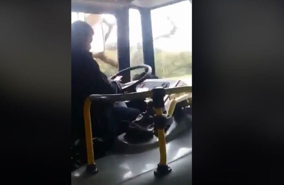 Suspenderán a un chofer de SAETA por manejar mientras usaba su celular