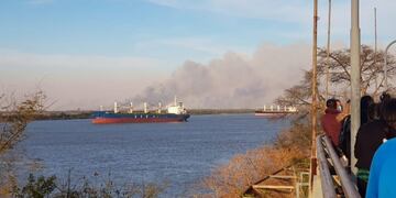 El humo cruzó el río a la altura de la costanera central durante toda la jornada\u002E (Vía Rosario)