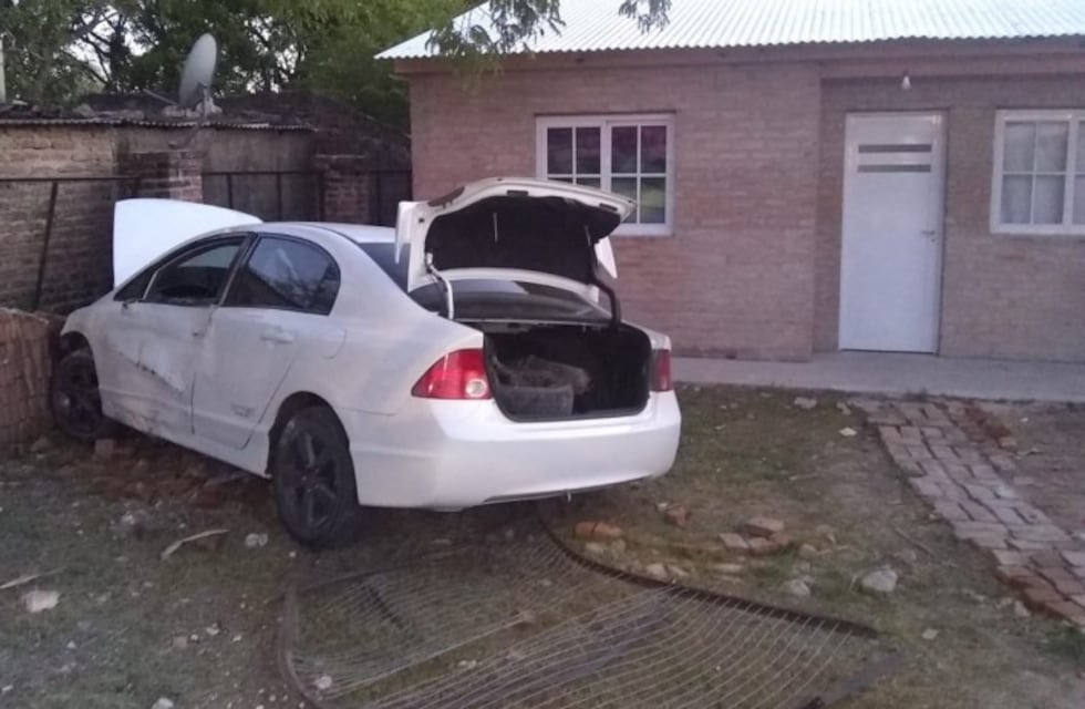 Chocó contra una casa después de perder el control del auto