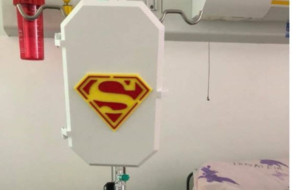 "Súper poderes para Grandes Héroes": realizan portasueros en 3D para pacientes oncológicos y con discapacidad