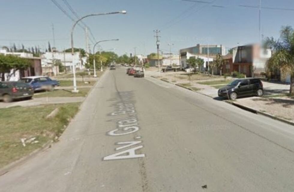 Dos motochorros arrastraron a una mujer y le robaron la cartera