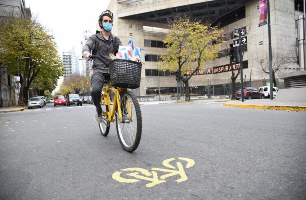 En La Plata promueven el uso de bicicleta y avanzan en la demarcación de calles para garantizar distanciamiento