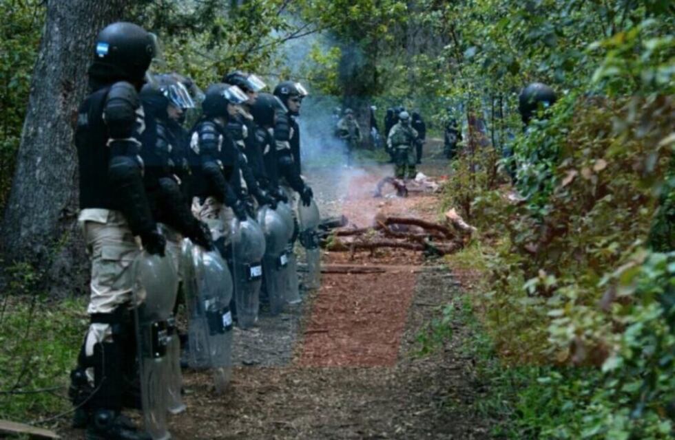 Según el Gobierno, los mapuches "emboscaron" a los prefectos con "armas de grueso calibre"