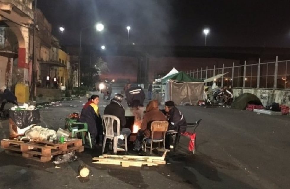 La Ciudad ofreció ayuda económica a las familias que acampan frente a conventillo incendiado en La Boca