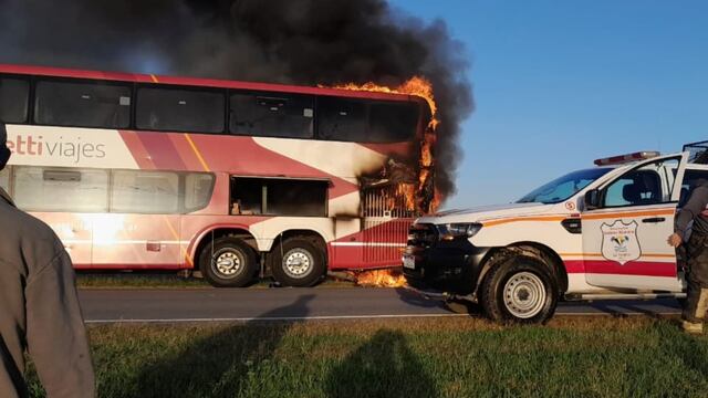 Incendio de colectivo en Ruta E 52 La Tordilla