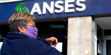 Jubilada frente al edificio del ANSES