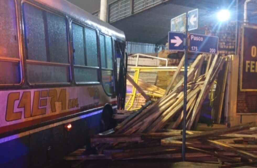 Impactante: el choque del colectivo contra una maderera en la ciudad de Córdoba