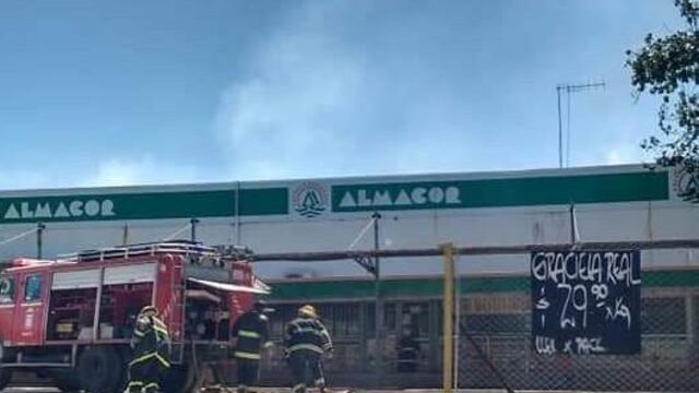 El fuego afectó gran parte del depósito de la cadena de supermercados.