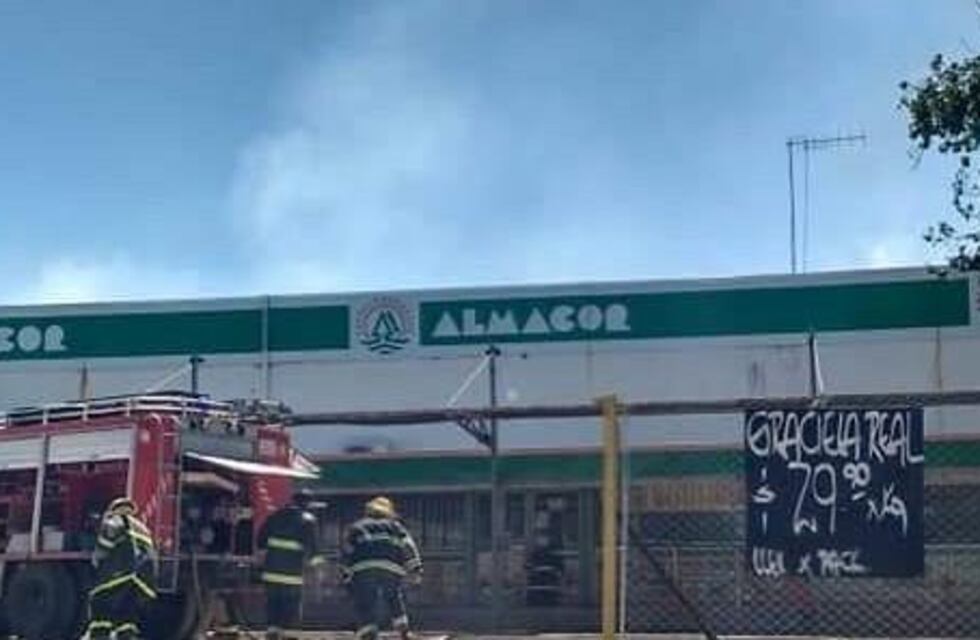 Voraz incendio en un depósito de Almacor en Salsipuedes