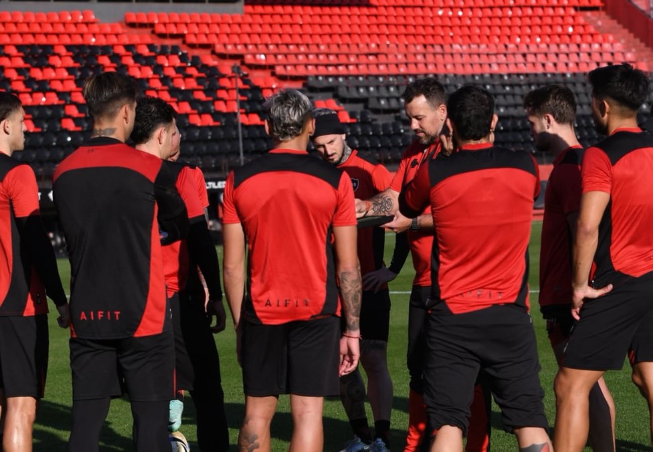 Cristian Fabbiani junto al plantel de Newell's.