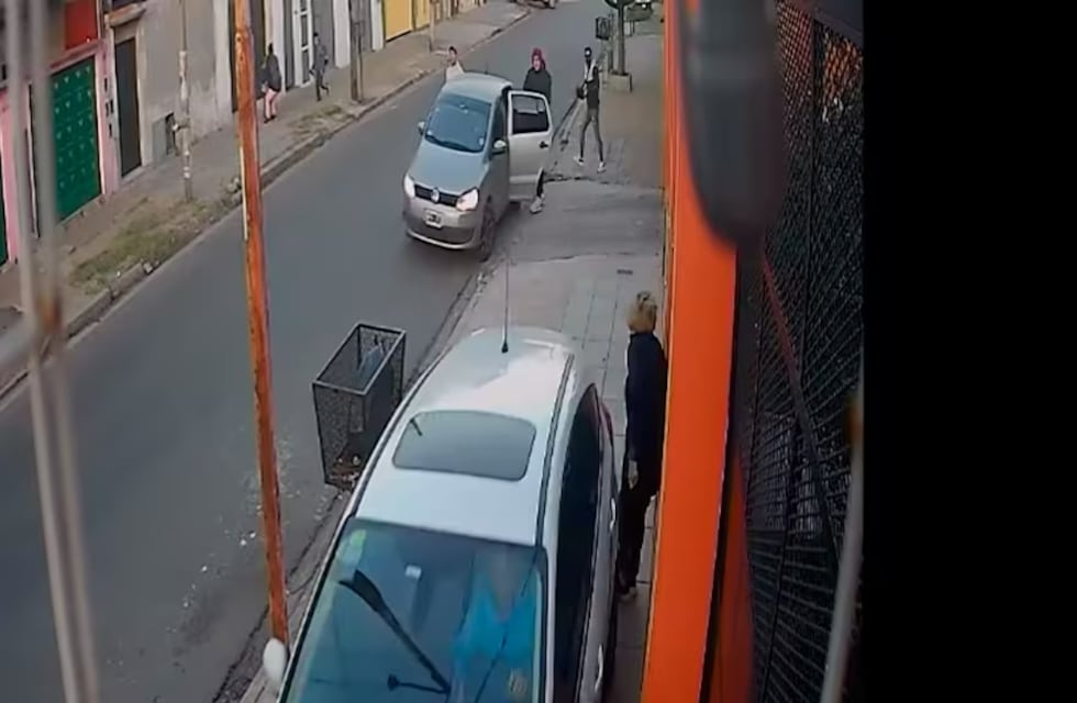 Dramática situación en Villa Celina: le quisieron robar el auto con su hijo dentro, aceleró arriba de la vereda y atropelló a una vecina