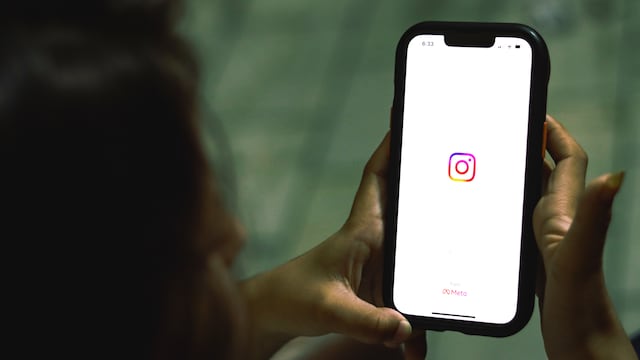 Celular con la pantalla de Instagram. (Pexels)