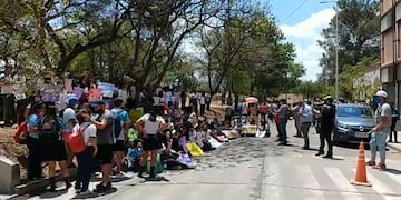 Pasada una semana del presunto hecho de abuso y después que los padres de la menor increparan al docente acusado, estudiantes del Colegio Santa Teresita demandaron respuestas a las autoridades.