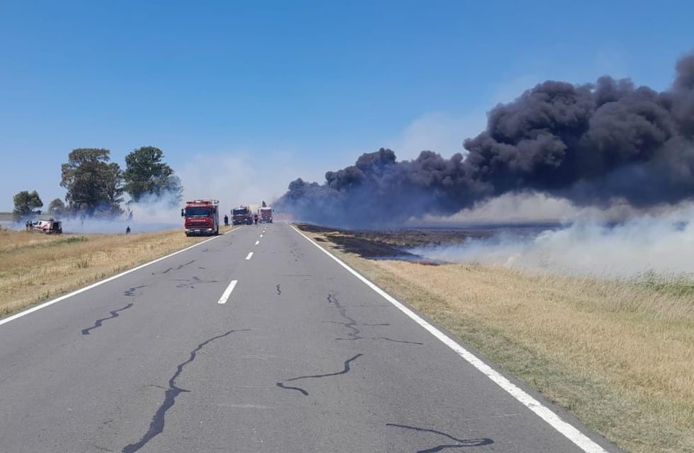 Un muerto, dos heridos y un incendio: el saldo de un triple choque de camiones en Córdoba