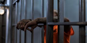 Revelaron cómo hacían unos reclusos para ingresar teléfonos a un penal de Rosario.