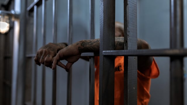 Revelaron cómo hacían unos reclusos para ingresar teléfonos a un penal de Rosario.