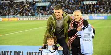 El Luifa Artime agasajó a Mario Sapp, el hincha de Belgrano que se volvió viral en San Luis por su aliento a Belgrano (Facundo Luque).