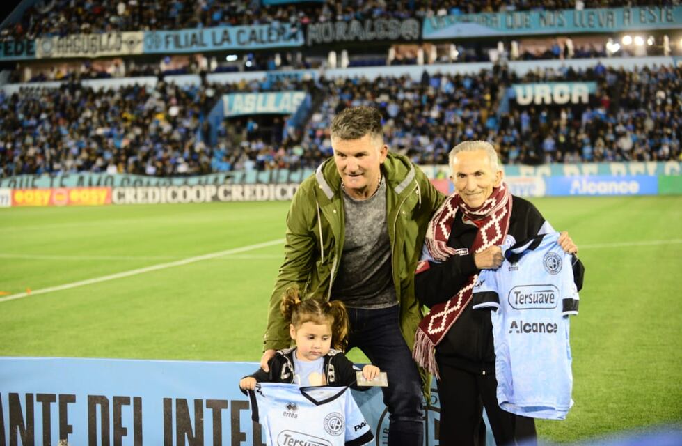 Don Mario, el hincha de Belgrano de 83 años: para el aplauso en el Gigante