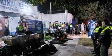 Tras el importante operativo se secuestraron notebooks, monitores, impresoras, armas y estupefacientes.