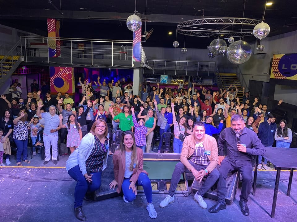 Euge Quevedo y la institución religiosa que recomienda en redes sociales.