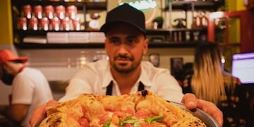 Santiago Cenitagoya tiene dos locales en Rosario