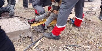 El sujeto estaba adentro de un pozo y fue rescatado por los bomberos.