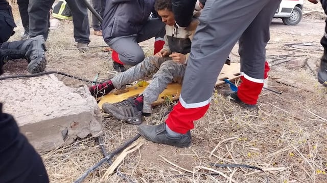 El sujeto estaba adentro de un pozo y fue rescatado por los bomberos.