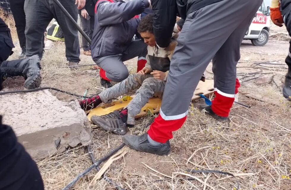 Video: Bomberos sanjuaninos rescataron a un hombre que se había caído a un pozo