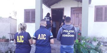 Dos detenidos tras un allanamiento en Villa Santa Cruz del Lago, en el marco de una investigación por un homicidio ocurrido en Santa Fe. (Foto: prensa / Unidad Regional Departamental Punilla).