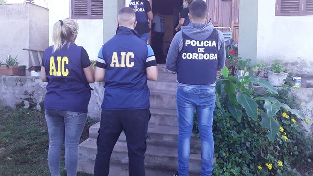 Dos detenidos tras un allanamiento en Villa Santa Cruz del Lago, en el marco de una investigación por un homicidio ocurrido en Santa Fe. (Foto: prensa / Unidad Regional Departamental Punilla).