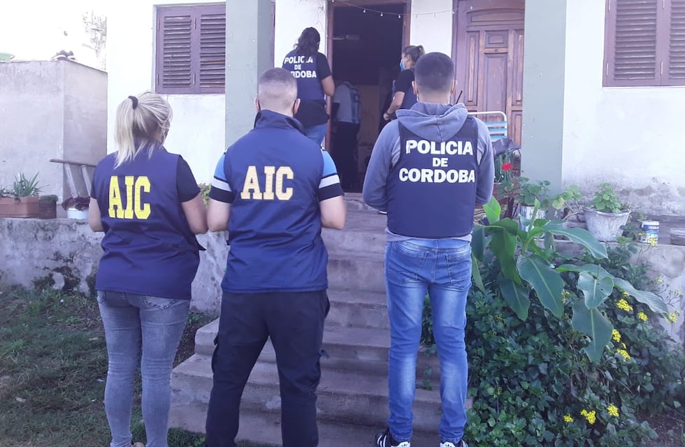 Allanamiento, secuestro y dos detenidos en Villa Santa Cruz del Lago por un homicidio en Santa Fe