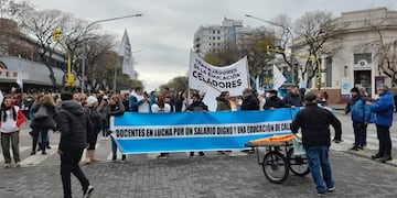 Los maestros se movilizaron por el centro de San Rafael en reclamo de mejoras salariales.