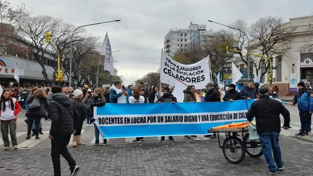 Los maestros se movilizaron por el centro de San Rafael en reclamo de mejoras salariales.