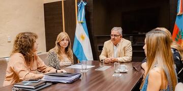 El gobernador Raúl Jalil, junto a las ministras de Trabajo, Planificación y Recursos Humanos, Verónica Soria, y de Economía, Alejandra Nazareno.
