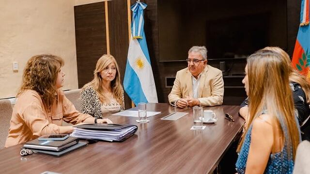 El gobernador Raúl Jalil, junto a las ministras de Trabajo, Planificación y Recursos Humanos, Verónica Soria, y de Economía, Alejandra Nazareno.