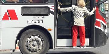 Como el chofer no le abría, tomó una desafortunada decisión.