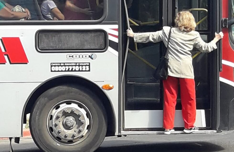 La foto del día en Córdoba: la peligrosa decisión de una pasajera