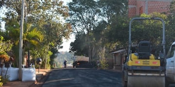 Ejecutan obras de asfalto sobre empedrado en Oberá.