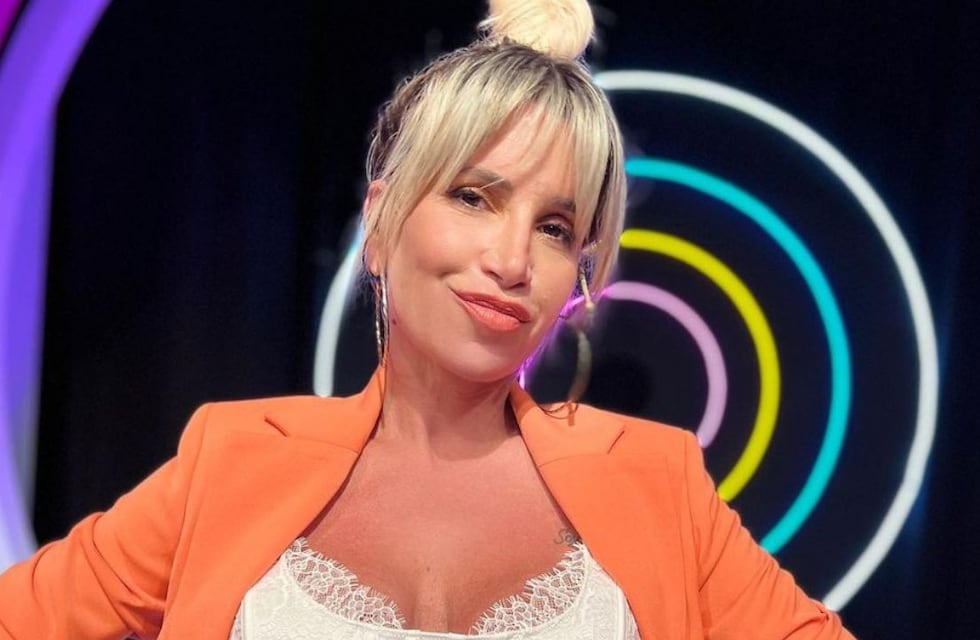 Flor Peña sorprendió con una microbikini dorada y posando de espaldas desde el borde de su pileta