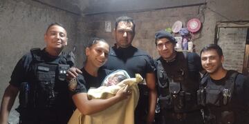 Como la ambulancia no llegaba, policías de San Martín ayudaron a una joven mendocina a dar a luz en su casa.