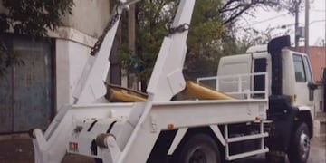 El camión estaba estacionado en la puerta del taller porque no entraba.